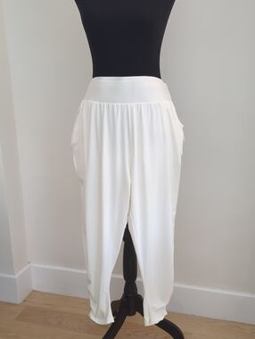 NWOT UGG Cream Relaxed Harem Legging Capris with Side Pockets